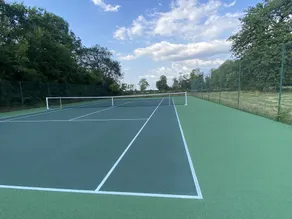 Rustikaler Bauernhof auf dem Land mit Tennisplatz und Swimmingpool - Image 2