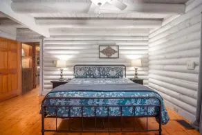 Stunning Log Cabin Getaway North of Nashville - Image 5