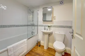 Modern 1 bed apartment, private courtyard terrace - Image 5