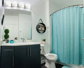 Cozy King Suite w/free parking -- 15 mins from Downtown - Image 2