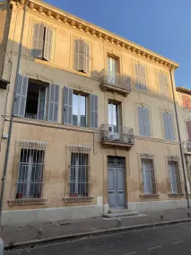 Town house with swimming pool and private garden - Image 4