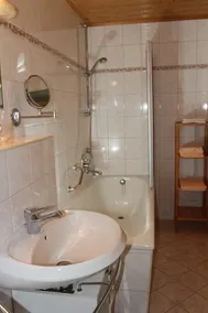 Acolhedor apartamento de 2 quartos com varanda para até 4 pessoas - Image 3