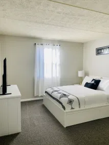 Spacious 2BR Apartment w/ Balcony • Free Parking • Near UPMC - Image 5