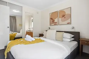 South Perth Garden Apartment Free Parking - Image 5