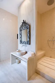 Large Lake Como Villa with 7 + Bedrooms - Image 2