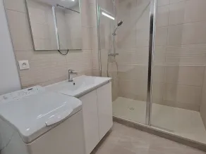 Spacious and quiet with private garden - Parking included, pets allowed - Image 2