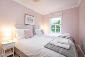 Fabulous Sleeps 8 Town Centre Apartment - Image 5