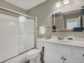 Deux balcons, accès à la plage, piscine, service de plage, salles de bain rénovées - Image 4