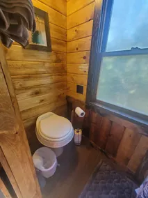 Bigfoot Bungalow tiny home, secluded w/WiFi - Image 2