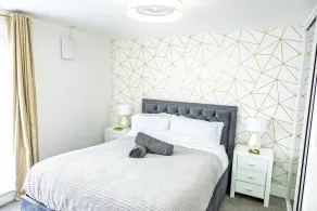 Stylish Two Bedroom Apartment With Free Parking! - Image 5