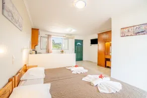 Studio Apartment 'Standard  Downstairs 15' with Shared Pool, Wi-Fi and Air Conditioning - Image 5