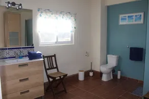 cabañas Casa La Nuez, amplios cuartos de baño, conexión Wi-Fi gratuita, terraza, piscina, jardín - Image 3