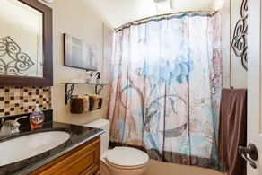 Vibrant, entertaining, & cozy spacious home with artistic flare! - Image 4