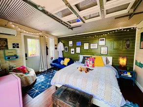 Mosaic Villa-Riverfront Retreat for Two-Downtown - Image 5