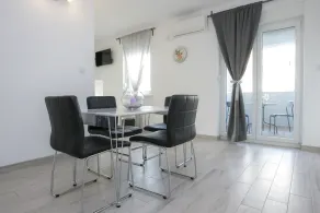 Deluxe Apartment with Terrace and Pool - Image 5