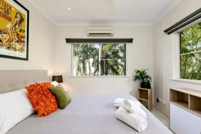Tiki Dreams: Charming Cairns Retreat with Pool, Balcony & Easy Access to the City Center - Image 4