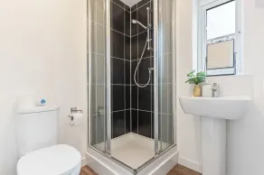 Charming House in Leamington Spa with Free Parking - Image 3