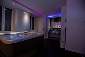 Fuldt privatiseret lejlighed med jacuzzi og dampbruser - Image 2