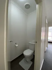 Whole house with 4 Queen Beds-Cozy Tranquil House - Close to Melbourne Airport - Image 5