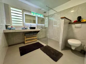 Chic Beachside Retreat - Image 4