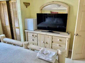 Quiet, Comfortable centrally located studio apt - Image 4