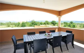 Awesome home in Pridraga - Image 4
