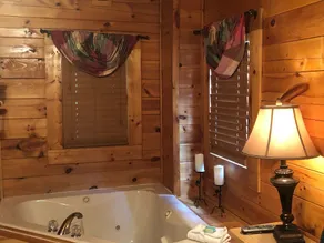 Cozy 2 Bedroom Cabin with Fire Pit - 15 minutes from Pigeon Forge - Image 4