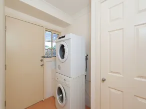 Pawprints Pet Friendly 4 bedroom level home only 370m to pet friendly beach - Image 2