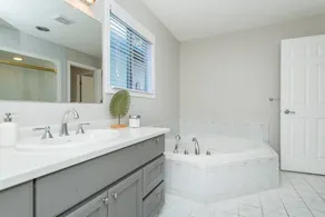 Cultus Lake Cottage- 5 bedroom 3 bathroom- Walking distance to beach - Image 4