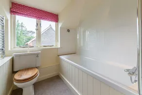 Une maison de caractère indépendante très attrayante, avec un joli jardin de chalet. - Image 3
