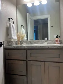 This house is a 4 bedroom(s), 2 bathrooms, located in Eagle Point, OR. - Image 2