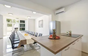 Ten-Bedroom Holiday Home In Duce - Image 4
