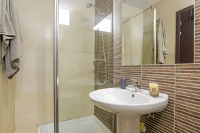 Maison moderne près de la plage avec piscine, terrasse sur le toit, Wi-Fi et climatisation - Image 2