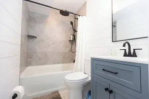 Beautiful 4 bdrm home, bay views, Hot Tub, Saltwater Pool & Roof Deck!! - Image 4