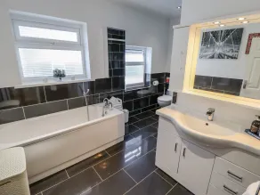 HALLSTEAD, pet friendly, country holiday cottage in Skegness - Image 2