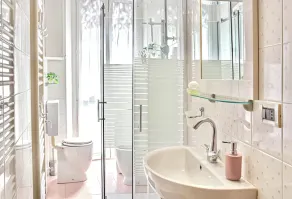 Appartement Chic 2 Chambres | Balcons, Vue & Parking Gratuit - Image 2