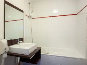 Studio Douillet Proche du Centre Ville | Piscine Extérieure Chauffée - Image 2