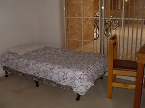 compact studio retreat - Image 4