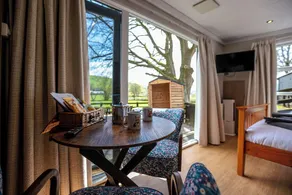 THE FOX DEN, with hot tub in Rhayader - Image 4