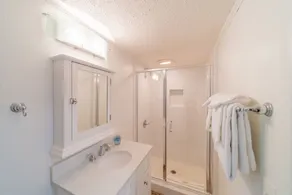 \"Cole Bin\" | 3-Minutes to the Beach | Dog-Friendly | Near Redbar and Choringos restaurants - Image 4