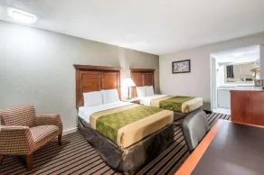 Econo Lodge - Image 3