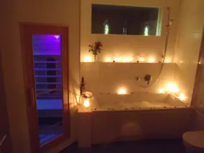 Ground-floor vacation apartment on the harbor with a fantastic view of the water, hot tub, infrared sauna, and gel fireplace - Image 4