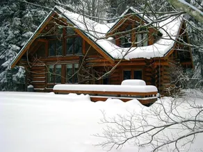 Luxury Riverfront Log Cabin Near Stevens Pass with Hot Tub & Two-Story Fireplace - Image 5