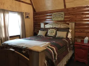 Lovely secluded rustic cabin within waking distance of Rocky Top Winery . - Image 2