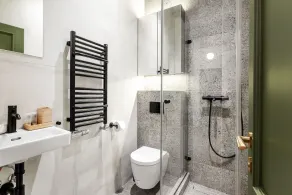 Two Bedroom Two Bathroom Apartment with Parking - Image 2