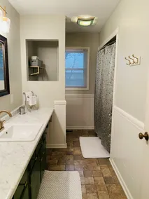 Welcome to Holiday House! Cozy, modern home 7 min. from the beach and wineries. - Image 4