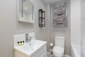 Elliot Oliver - 2 Bedroom Garden Apartment With Parking - Image 4