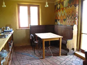 Husvagn 5, höger sida, ett rum med en säng - Husvagnar i Wangeliner trädgård med sommarkök - användningsområden - Image 4