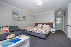 MANDURAH POOLSIDE RESORT - Image 2