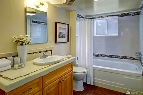 Comfy Sunny Room near U-District and Downtown - Image 3